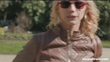 Fiatal barnabőrű tini ribanc popójában a feka lompos Thumb