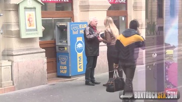 A fickó kint vár, mialatt a MILF nőjét hágják Thumb