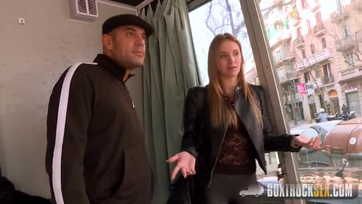 Emberek Előtt szedik össze a szexis milf suncit és sunázzák meg alaposan az áttetsző kamionban Thumb