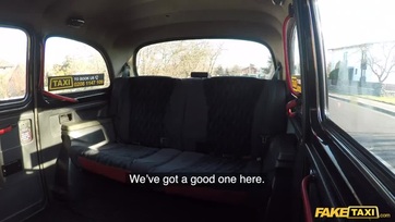 Levetette a felsőjét a bögyös spiné a tragacsban és megharcolt a jókora dákóval Thumb