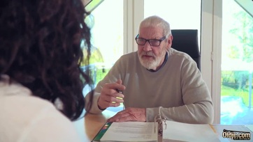 Buja tini cicus pattog az érett hapsi hatalmas farkán és szopikálja a herezacskóját Thumb