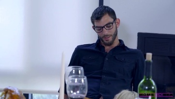 Anyuka gyere szopd te is a jókora péniszt Thumb