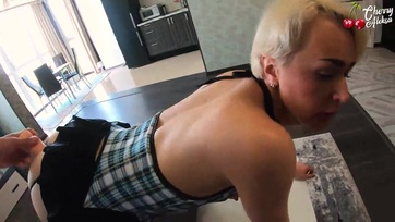 Szöszi hölgyemény keményen popsin baszva és telespriccelve Thumb