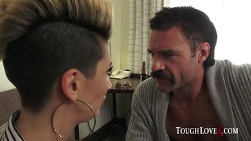 Della Dane meglátogatja a dokit Thumb