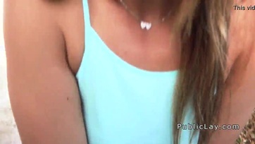 Formás Seggű délamerikai fruska szopkodja a virslimet nyílvános helyen Thumb