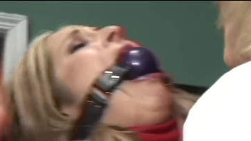 Leszbikus csajszik alaposan megbüntetik a kis szöszike cicát Thumb