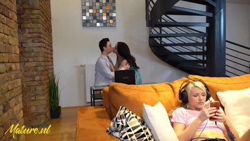 Meglepte a kanját mialatt a csintalan nevelőanyja a brokiját szopizta Thumb