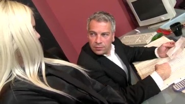 Fiatal szőkehajú kiscsajt egy idős krapek kúr popóba Thumb