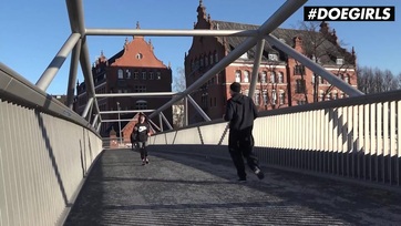 Tündéri tini leányzó nyílvános hancúrozása egy idegennel! Thumb