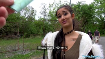 Darcia Lee a híd alatt szopogatja a bránert Thumb