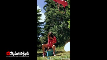 Gyönyörű tini ribi a sátorban szopikál Thumb