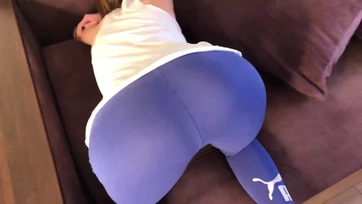 A pasi megpillantotta a díványba beragadt nevelőanyukáját és vadul megfarkalta a vagináját Thumb