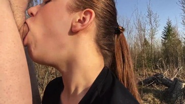 Tini leány csipázza apuka kolbászát a természetben Thumb