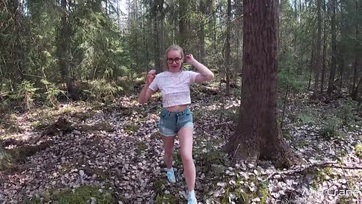 Exhibicionista leányzó orálisan kényezteti az anonim csávót és várja a brét a seggébe Thumb