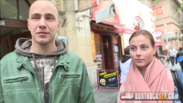 Vadító magyar leányzó a szexkamionban kavar a hapsijával Thumb