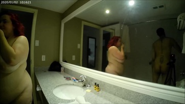 Fehér dundi cica a tusolóban kettyint Thumb