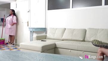 A teltkeblű délamerikai hölgyemény termetes mellekkel és a kezdő tini pasi Thumb