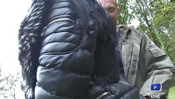 Fogott magának egy jókora bránert a nagy mellű telt nő Thumb