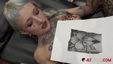 Tetovált tini cumizza a virslit a nuna tetkó után Thumb