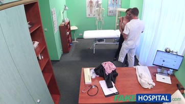 Laura Orsolyát az orvos döngeti meg Thumb