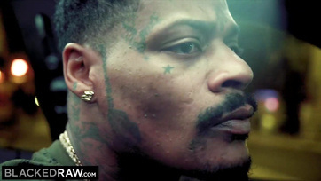 Kettő lófaszú sötét bőrű dugja szinkronban a pornós csajszit Thumb