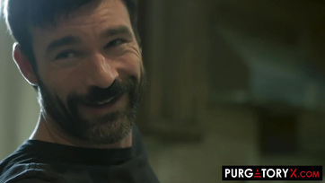 Bájos szőkehajú puncus a terítéken Thumb