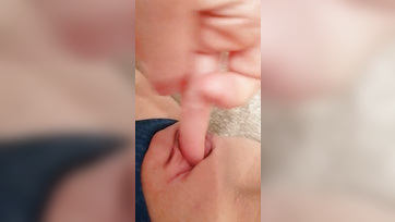 Csábító szöszike tini cicus tükör előtti masztikája mobiltelefonnal felvéve Thumb