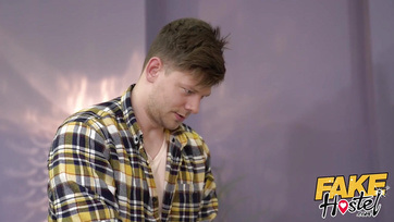 Kamu motel - Ágy alá szorult cicák brutálisan megdugva Thumb