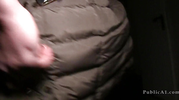 Magyar szőkehajú szívja a virslit a háztetőn Thumb