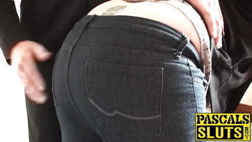 A teltkeblű bébi rábólintott hogy elfenekelje és megdugja az öregebb hapsi Thumb