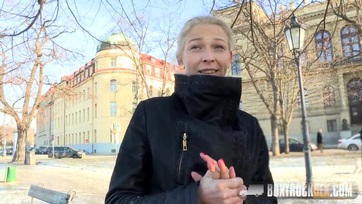 Nyurga szöszke kiscsaj az utcán levadászva és simogatás közben megfektetve Thumb