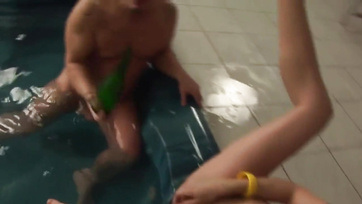 A medence mellett reszelték sejhajba a szőke magyar milfet Thumb