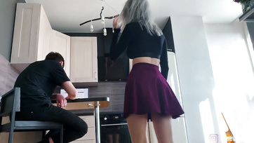 A férje mögött szexel egy cimborájával a kívánnivaló szőkehajú tini Thumb