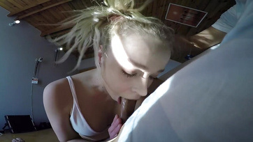 Fiatal szeplőtelen leányzó széttárja a combjait egy kis készpénzért Thumb