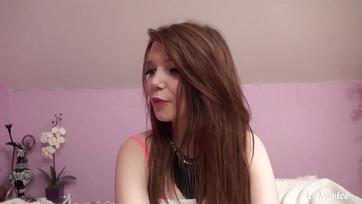 A tündibündi fiatal cicus készen, hogy kipróbálja az ánusz szexet Thumb