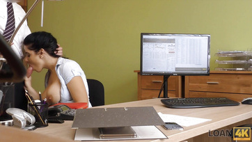 Extra zsetonért széttárja a combját a nagy dudájú bula Thumb