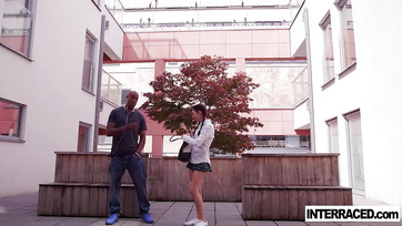 Zsákmányolt egy giganagy sötét bőrű péniszt a passzentos végbélnyílásába a fiatal leányzó Thumb