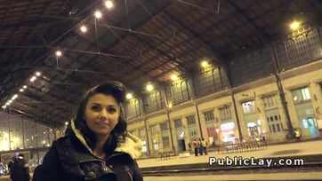 Magyar Fiatal Csajszi suskáért szexel a pályaudvaron Thumb