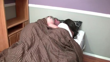 Fiatal fekete fiatal ribi és a nevelő apuja Thumb