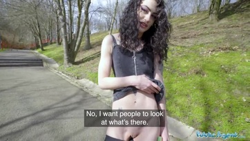 Pénzért cserébe levedlette a harisnyáját a sexy tini csajszi és rápattant a péniszre Thumb