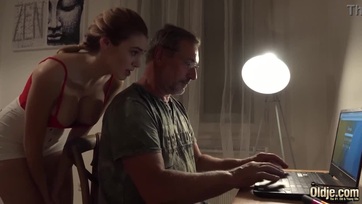 Izzott a vadító csaj vaginája úgyhogy rágerjedt a mázlista tata dákójára Thumb