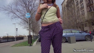 Az utcán levadászott magyar bébi egy kis kápéért még sejhajba is engedélyezte Thumb