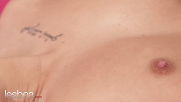 Egy szőrtelen piercinges és egy zamatos leborotvált nunijú lezbikus szexbomba Thumb