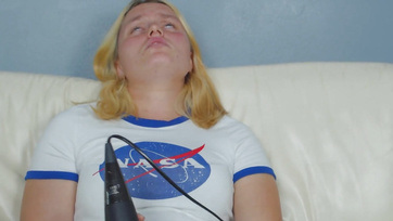 Beindult szőkehajú csajszi tüzel a muffjával mialatt a műfaszával játszadozik Thumb