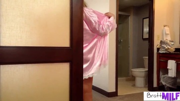 A nevelőanyám oly mértékben bevadult hogy kötelezte hogy farkaljam meg a vagináját Thumb