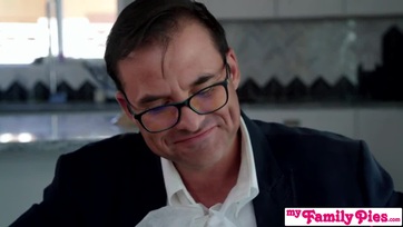 Megmutiztam a kis szajhás mostohahúgomnak hogy milyen ha csordultig lövelik a pináját Thumb