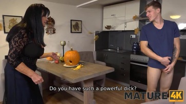 A nagy cicis érett punci meglepte a mostohafiacskáját masztizás közben és rábukott a falloszára Thumb