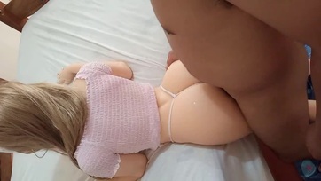 A barnabőrű tini lány a formás seggével happolja a virslit a szűk kloákájába Thumb