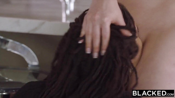 Összehozta a csábító szőkehajú barátnőjét a méretes dákójú hapsijával Thumb