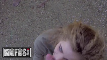 Egy kis zöldhasúért megszökdelte és beleverte a szájacskájába a vastag brokit a bátor tini Thumb